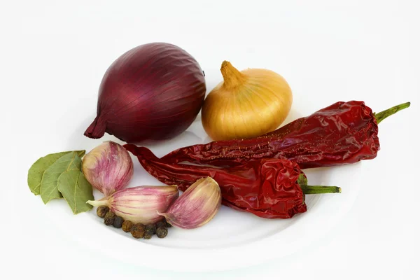 Cipolle, aglio, peperoni e foglie di alloro — Foto Stock
