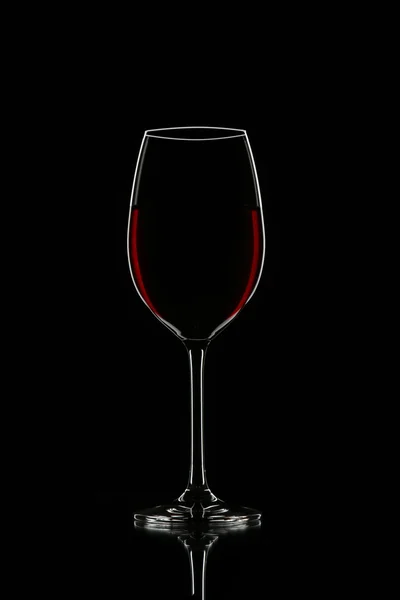 Ποτήρι κόκκινου κρασιού τύπου σχήμα σε μαύρο — Φωτογραφία Αρχείου