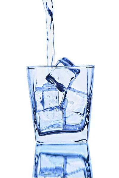 Nalévání vody ve skle — Stock fotografie