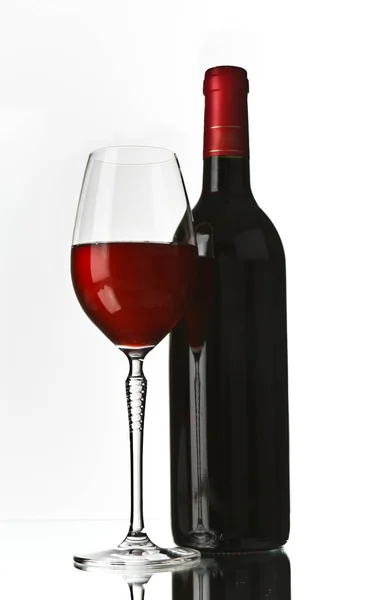 Garrafa de vinho tinto e vidro — Fotografia de Stock