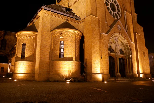 Kerk in neergeslagen 's nachts? — Stockfoto