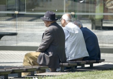 bir banka oturmuş pensioneers