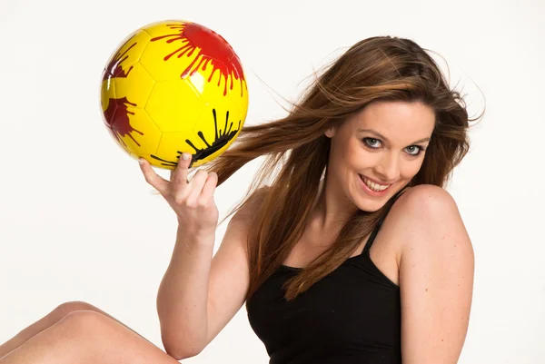 Jong meisje met een gele bal — Stockfoto