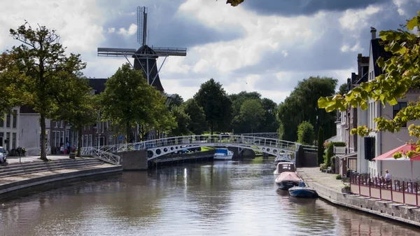 Molino de viento tradicional en los Países Bajos, Europa — Foto de Stock