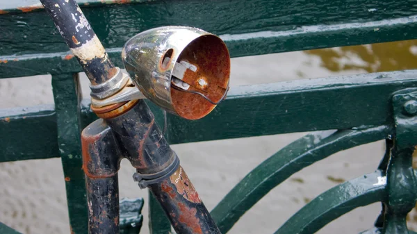Lámpara oxidada de la vieja bicicleta holandesa — Foto de Stock