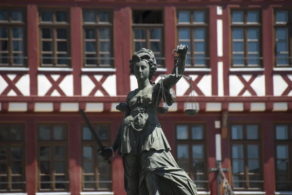 Justitia, rzeźba z brązu we Frankfurcie nad Menem — Zdjęcie stockowe