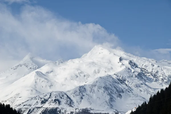 Berg täckt med snö — Stockfoto