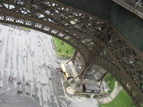 Η βάση του Πύργου του Άιφελ στο Παρίσι, Γαλλία — Φωτογραφία Αρχείου