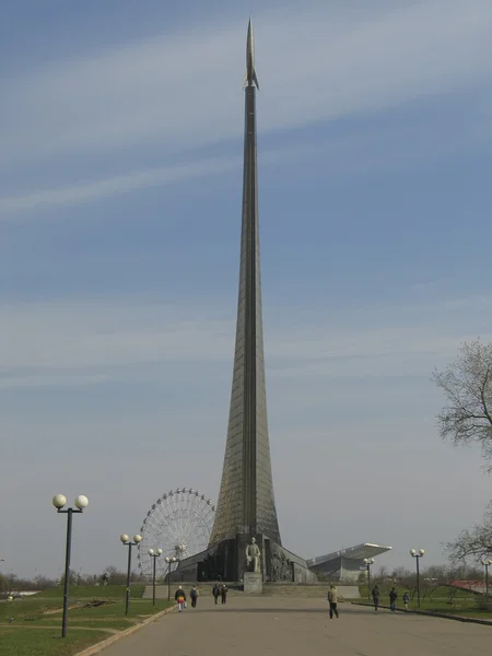 Monument voor sergei Pavlovitsj korolev - monument ke tsiolkovsky en stella, "veroveraars van ruimte" — Stockfoto