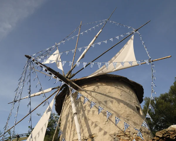 Oude Griekse molen versierd met Griekse vlaggen — Stockfoto