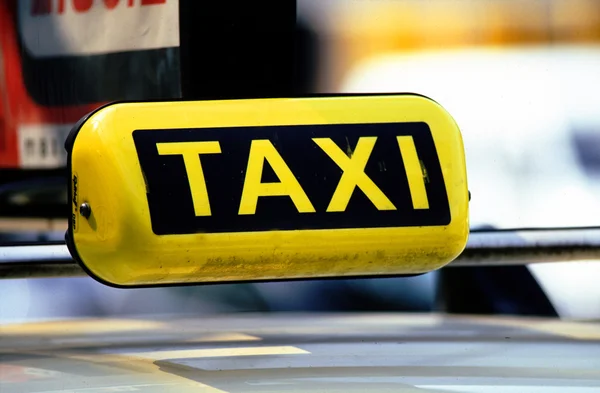 Taxi cab bil tak tecken på nära håll Stockbild