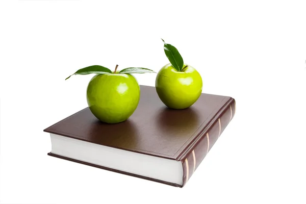 Kniha a zelená jablka — Stock fotografie