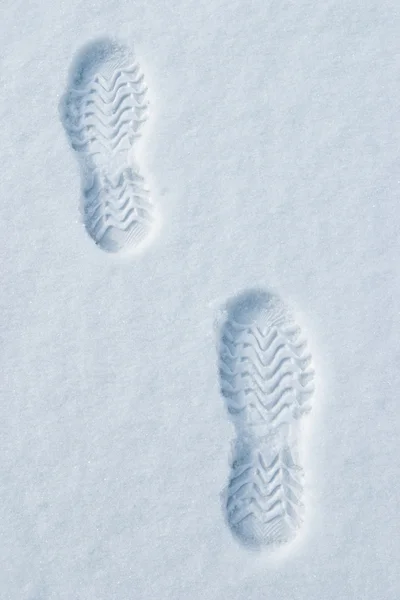 Горячие шаги на холодном снегу — стоковое фото
