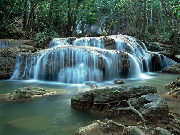 Thailändischer Wasserfall — Stockfoto