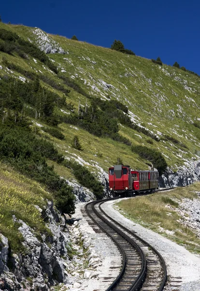 dağlarda kırmızı tren