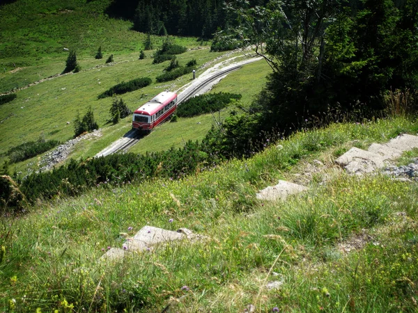 Comboio vermelho nos Alpes — Fotografia de Stock