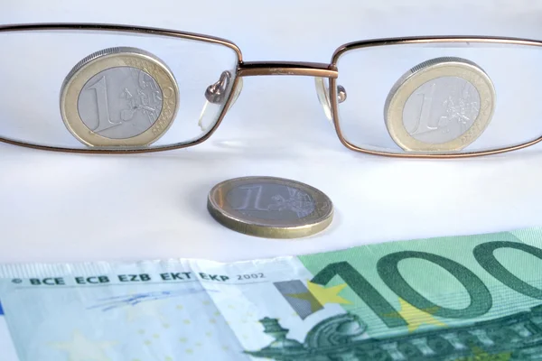 Абстрактні окуляри монети і банкнота — стокове фото