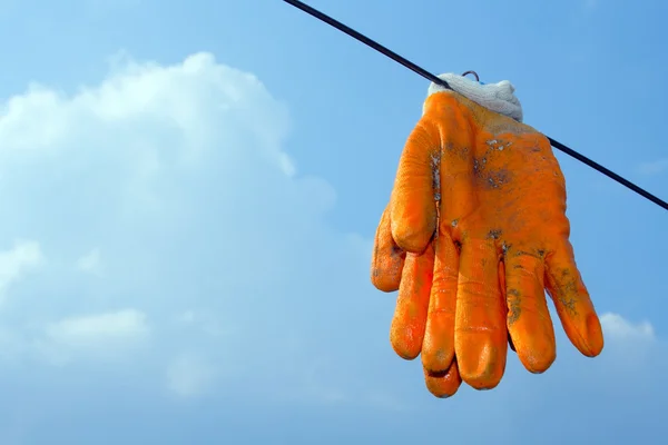 Пара стрічкових рукавичок, що висять на мотузці — стокове фото
