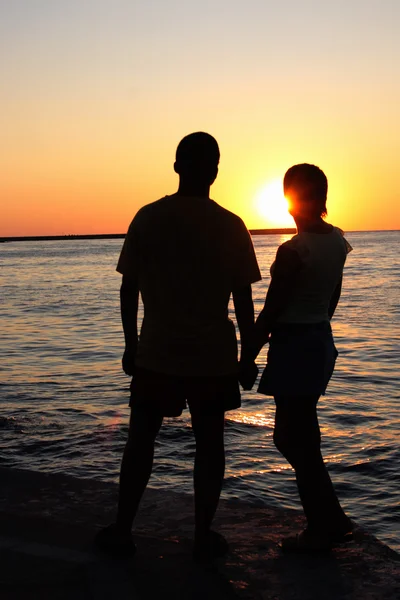 Romantisch paar op zoek naar zonsondergang — Stockfoto