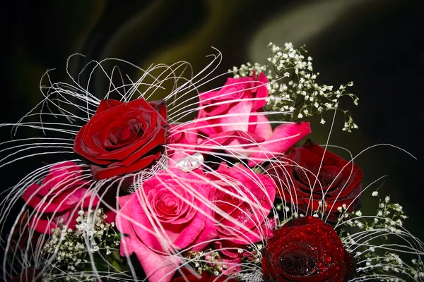 Strauß mit roten und rosa Rosen — Stockfoto