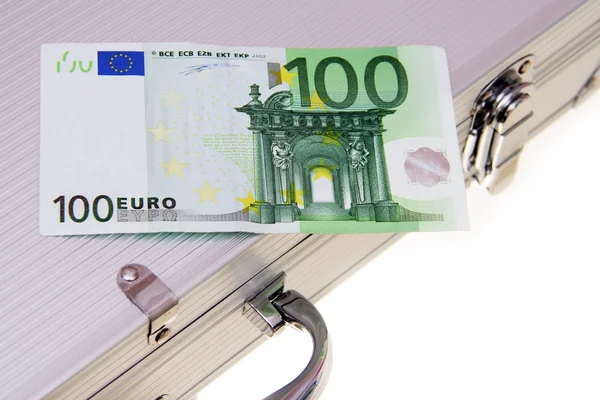 Euro banknot üzerindeki alüminyum çanta — Stok fotoğraf