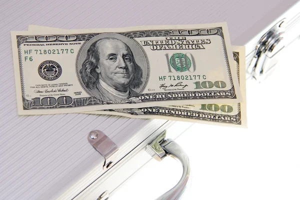 İki dolarlık banknotlar bavul üzerinde — Stok fotoğraf