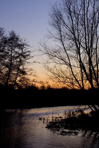 Зимний рассвет над рекой — стоковое фото