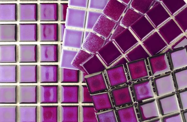 Керамическая плитка баклажанового цвета — стоковое фото