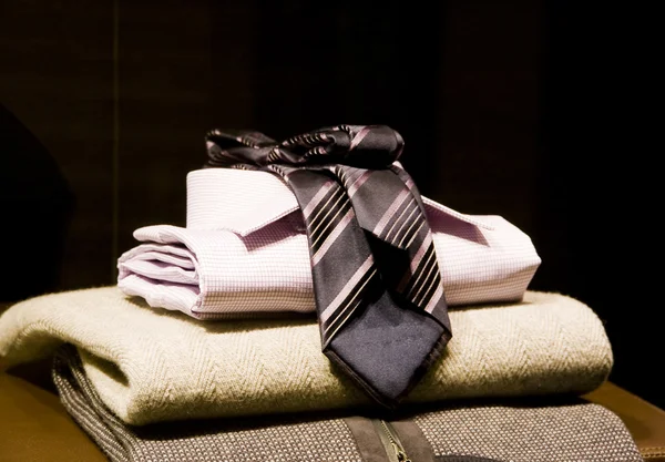 Современный галстук и шерстяной свитер — стоковое фото
