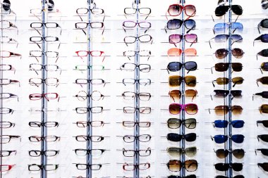 Eyeglasses display shelves