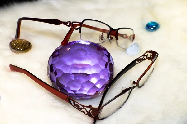 Искусственный камень и очки — стоковое фото