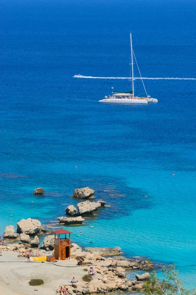 Catamaran op kustlijn — Stockfoto