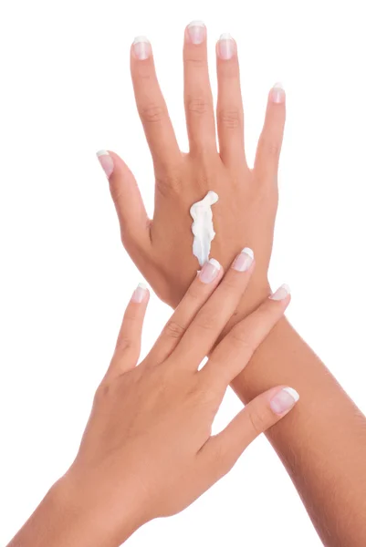 Mani che applicano la crema — Foto Stock