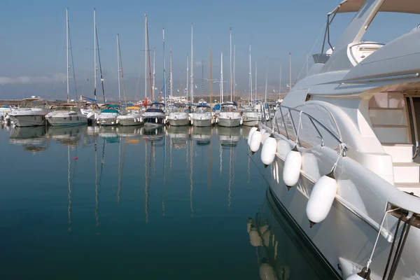 Лодки в гавани — стоковое фото