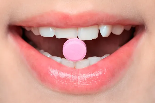 口の中で錠剤 — ストック写真