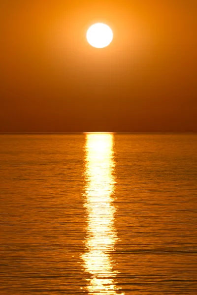 Schöner goldener Sonnenaufgang — Stockfoto