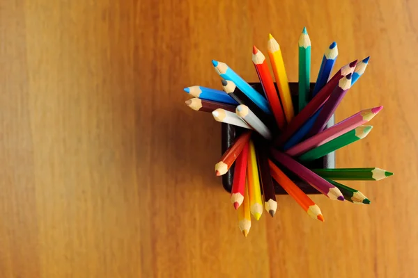 Многоцветные карандаши — стоковое фото