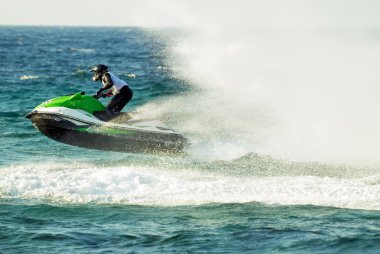 su spreyi ile yüksek hızlı jetski