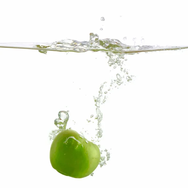 Зеленое яблоко брызгает в воде — стоковое фото