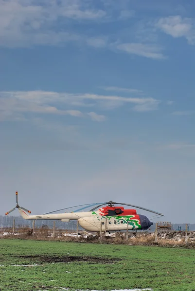 Hélicoptère atterri sur le terrain - arrière-plan du ciel — Photo