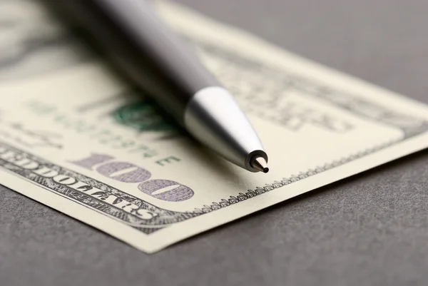 Dollari ja kynä — kuvapankkivalokuva
