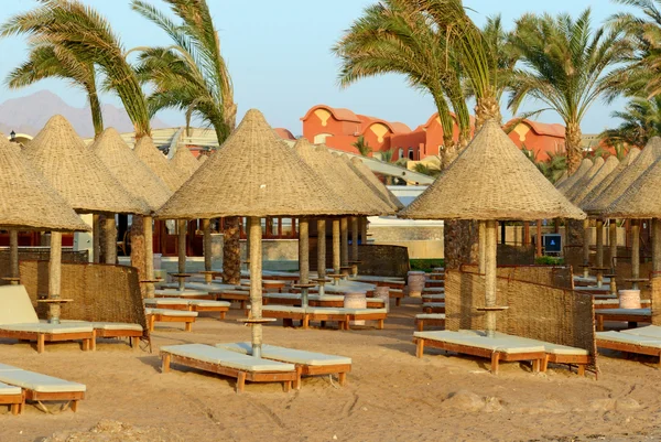 Hotel pláž u Rudého moře, sharm el sheikh, egypt. — Stock fotografie
