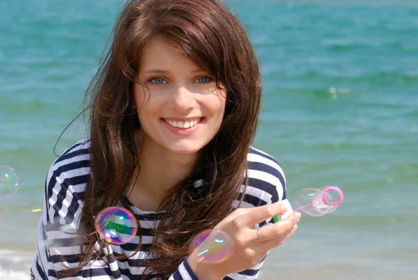 Retrato de mulher jovem fazendo bolhas de sabão — Fotografia de Stock