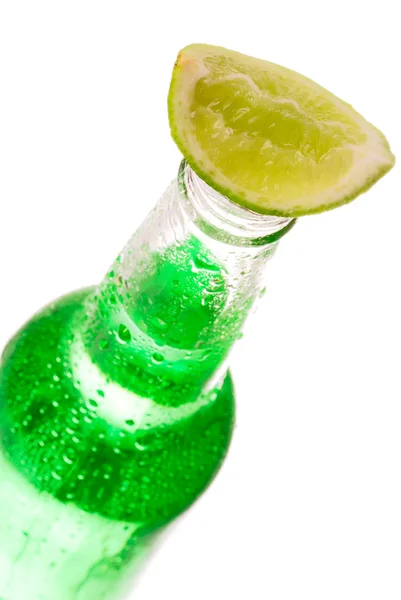 Flasche mit Limette — Stockfoto