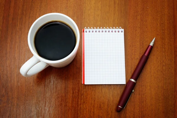 Pluma, cuaderno y café — Foto de Stock