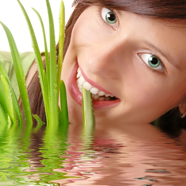 Flicka som äter gräs — Stockfoto