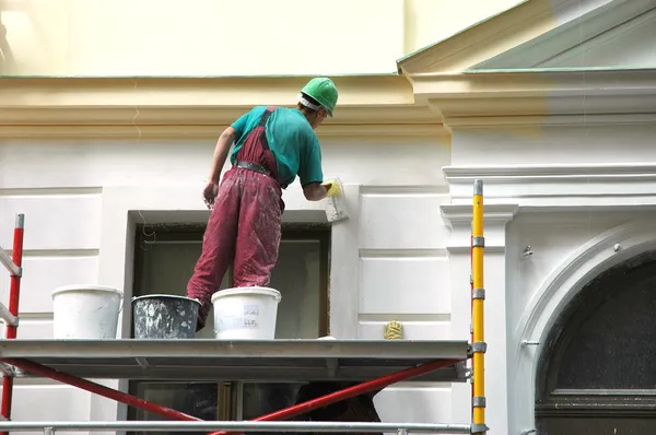 Restaurierungsarbeiten. der Maler des Hauses Stockfoto