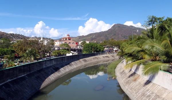 Zihuatanejo - tittar ut över en bäck — Stockfoto