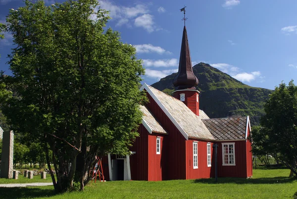 Červené dřevo kostel v Norsku — Stock fotografie