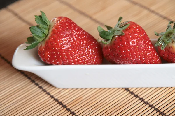 Close-Up çilekleri beyaz pot